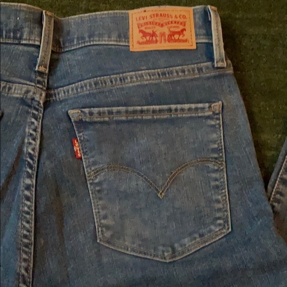 Blue Denim Levi’s -Skinny and High waisted w/rips - Picture 6 of 8